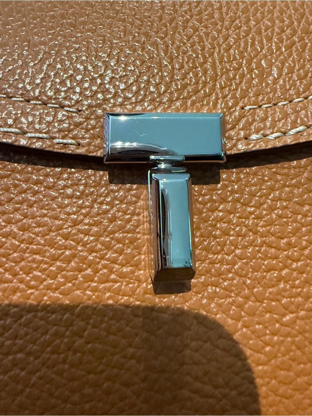 TOTEME T-Lock Medium Top Handle Bag in Tan Grained Leather - Picture 6 of 12